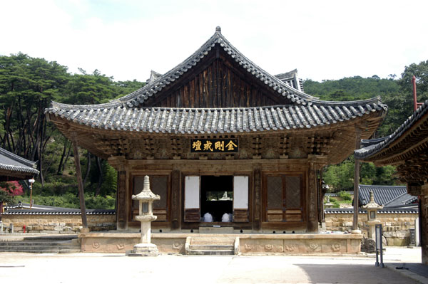 Daeungjeon Hall of Tongdosa Temple (Geumgang Stairway)