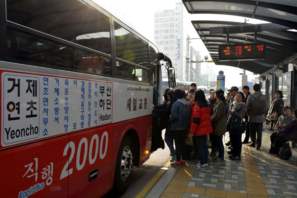 巨済行きの2000番直行座席バス（下端地下鉄駅の始発）
