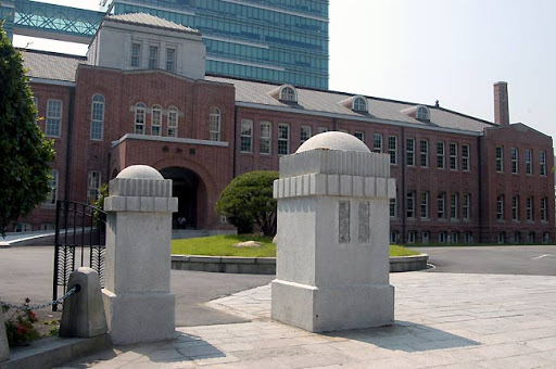 東亞大学校と旧釜山臨時首都政府庁舎